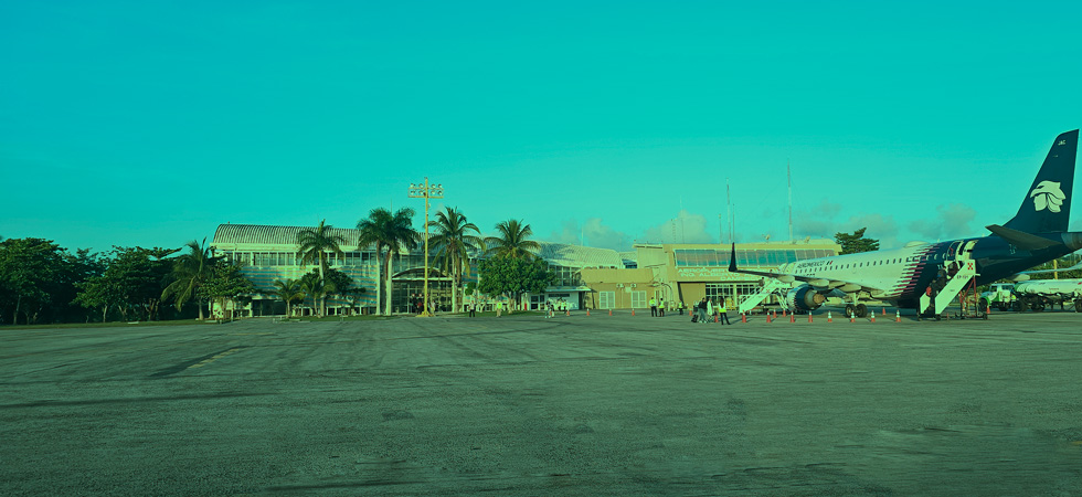 Aterrizar en Campeche es entrar a una ciudad detenida en el tiempo, pero llena de vida. El Aeropuerto Internacional de Campeche abre la puerta a una joya amurallada del Golfo de México, con calles de colores pastel, historias de piratas y un centro histórico que es Patrimonio Mundial de la UNESCO. Es un destino donde cada rincón cuenta una fascinante historia.