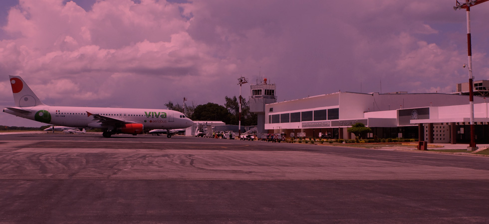 El Aeropuerto de Chetumal conecta con el lado más tranquilo y autentico del Caribe Mexicano.Es la entrada al sur de Quintana Roo, ideal para disfrutar de aguas calmadas color esmeralda en la laguna de Bacalar y la grandeza de Mahahual. Chetumal, es un destino que mezcla cultura, frontera y descanso sin prisa.