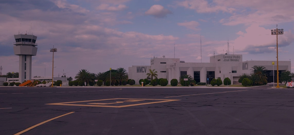 En el corazón de Tamaulipas, El Aeropuerto Internacional de Ciudad Victoria conecta con una ciudad rodeada de montañas y naturaleza. Es un punto de acceso importante para el norte del país, donde la Sierra Madre Oriental marca el paisaje y la vida cotidiana combina comercio y ecoturismo.