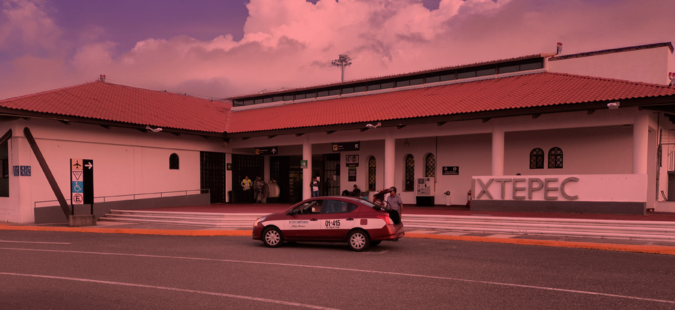 El Aeropuerto Nacional de Ixtepec ubicado en el Istmo de Tehuantepec, conecta con una de las regiones culturales y estrategias del Sur de Mexico. Su ubicación permite acceder a importantes corredores logísticos y comerciales, además de conectar destinos llenos de historia, tradiciones zapotecas, cultura Oaxaqueña, artesanías y paisajes únicos entre el Pacifico y el Golfo de México.