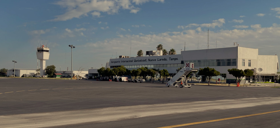 El Aeropuerto Internacional Quetzalcoatl, Nuevo Laredo Tamaulipas es una pieza clave del comercio Internacional entre México y los Estados Unidos. Aquí el movimiento nunca se detiene, la frontera, la industria, la logística emergen para dar vida a esta ciudad done millones de operaciones conectan economías y personas todos los días.