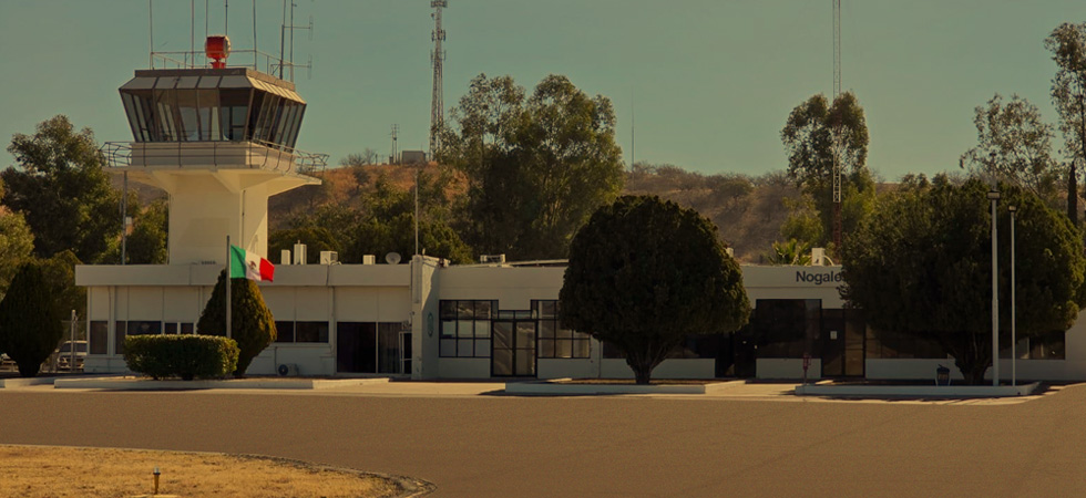 El Aeropuerto de Nogales es una conexión estratégica entre México y Estados Unidos de America. Ubicado en la Frontera de Sonora, representa movimiento, comercio y cultura binacional. Aquí el desierto y la vida urbana se encuentran, creando un punto clave para los negocios, la logística y la conexión internacional.