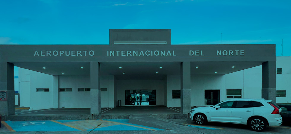 El Aeropuerto Internacional Del Norte es el principal punto de encuentro de la aviación ejecutiva del Norte del País, ubicado en la zona estratégica de Apodaca, Monterrey, su infraestructura está diseñada para atender vuelos privados, negocios y traslados rápidos con atención personalizada. Aquí la experiencia es ágil, discreta y totalmente exclusiva, sin esperas prolongadas, con accesos directos a los hangares y servicios de alto nivel.