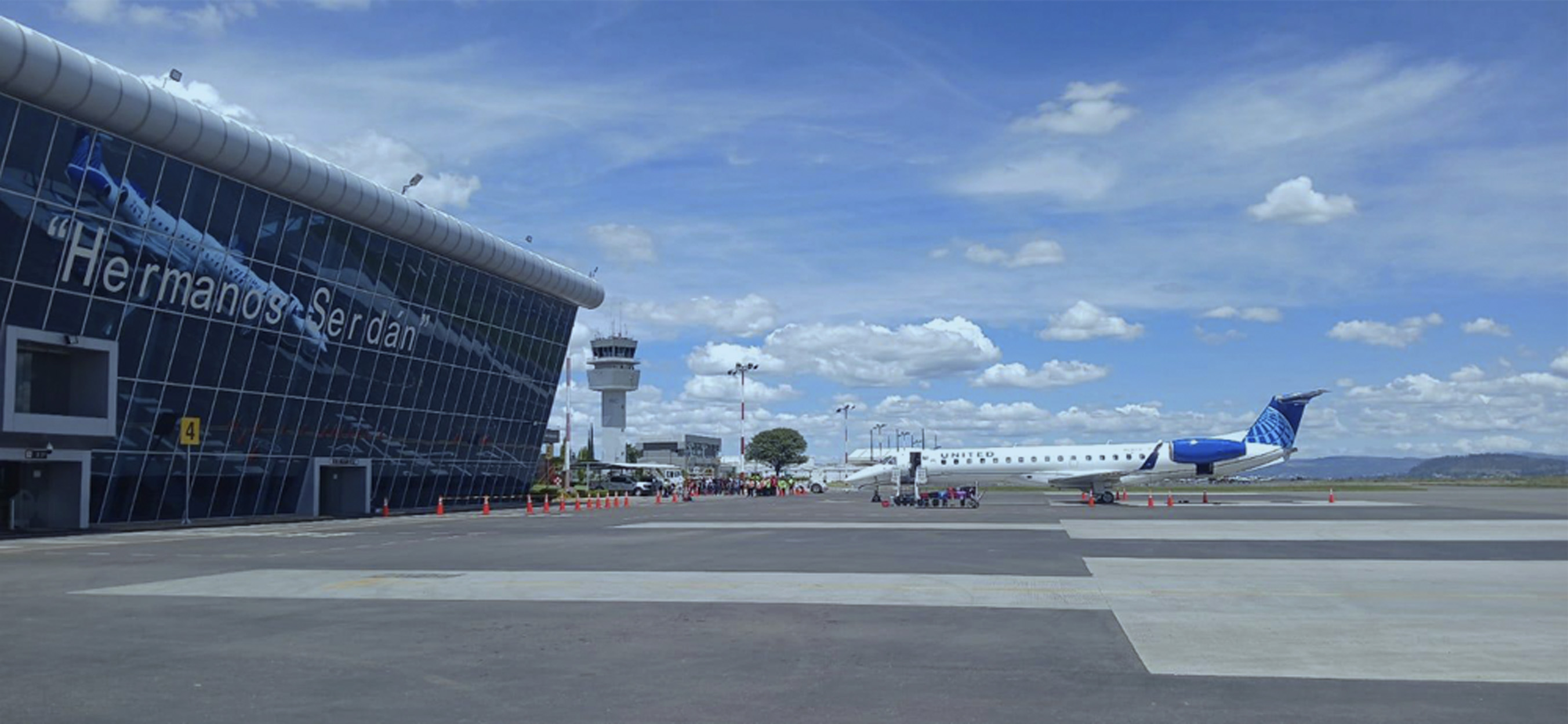 El Aeropuerto Internacional de Puebla “Hermanos Serdán “conecta a una de las ciudades más importantes del centro del país. Desde aquí se accede a su gastronomía, arquitectura colonial y los grandes paisajes naturales que el Estado te brinda. Es el punto de entrada a una mezcla perfecta entre tradición, cultura y modernidad, estratégicamente ubicado, ofreciendo una alternativa cómoda, eficiente y segura.