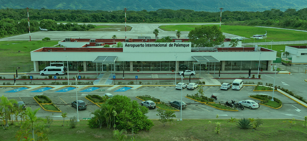 En medio de la selva Chiapaneca, el Aeropuerto Internacional de Palenque es la puerta de entrada a uno de los paraísos mejor guardado de México. Aquí no solo aterrizas, llegas a un mundo donde la historia maya, la vegetación exuberante y la energía arqueológica conviven a minutos de distancia. Es el punto de inicio perfecto para explorar templos milenarios rodeados de naturaleza siempre viva.