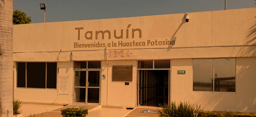El Aeropuerto Nacional de Tamuín es la entrada directa a la Huasteca Potosina, una de las regiones más espectaculares de México, Su ubicación estratégica permite conectar rápidamente con alguno de los destinos más emblemáticos de San Luis Potosí. Este Aeropuerto te acerca a la naturaleza, cultura y tradición, es uno de los destinos favoritos para el turismo de aventura por sus famosos ríos turquesa, cascadas escondidas y selvas que perecen de otro mundo.