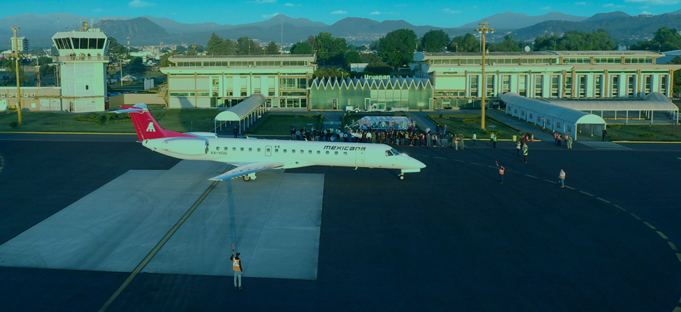 El Aeropuerto Internacional de Uruapan “Licenciado Ignacio López Rayón “conecta con la región de la meseta purépecha con la de tierra Caliente, hacia la costa del Pacífico y abre la puerta a la capital del aguacate y a uno de los paisajes más verdes de Michoacán. Aquí te recibe rodeado de montañas, bosques y el Parque Nacional Barranca del Cupatitzio, un destino donde el agua brota entre la naturaleza como si fuera magia.